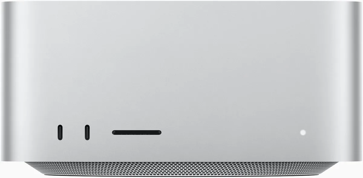 Mac Studio vu de face : boîtier en aluminium, deux ports USB-C et un lecteur de carte SD en façade.